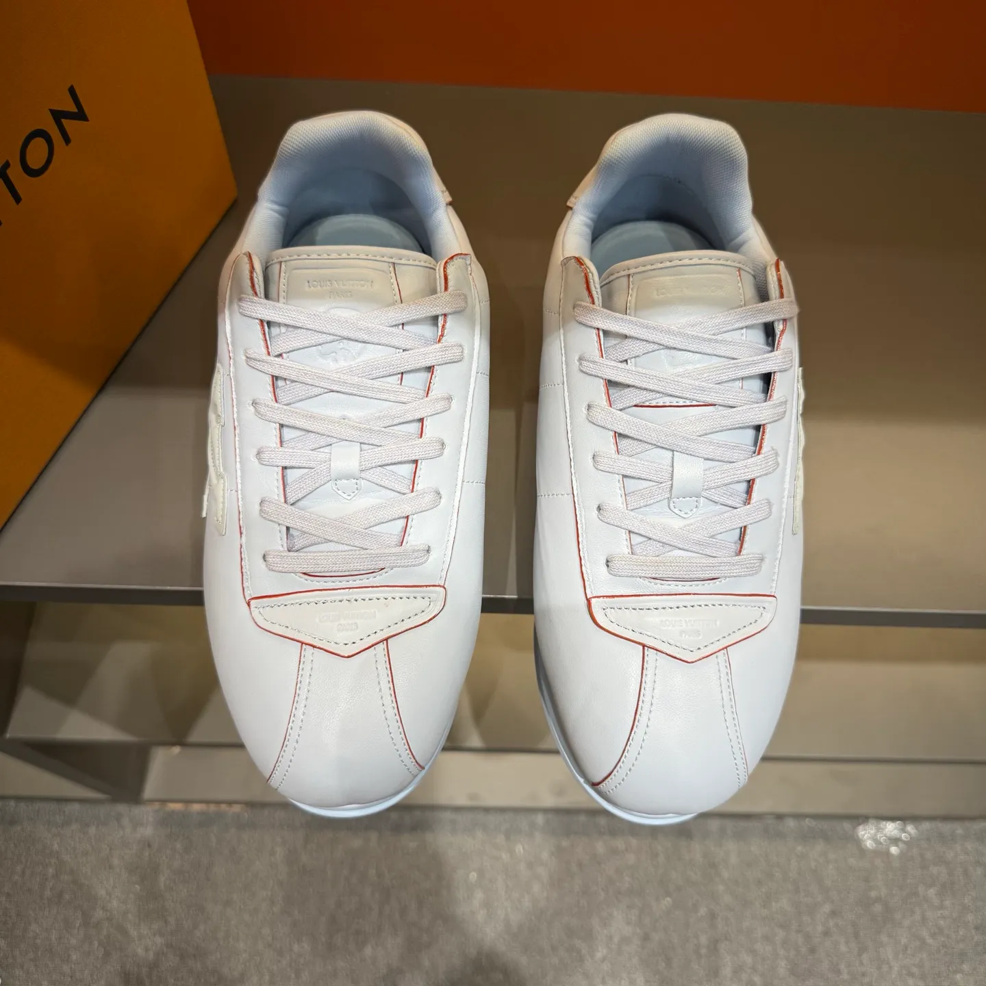P540 Size 38-45 LV 🫏The colorful interpretation of BUTTERSOFT sneakers combines sheepskin, The colorful interpretation of LV BUTTERSOFT sneakers combines sheepskin and calfskin, bringing a super soft feel. Designed by Pharrell Williams, this '60s-inspired shoe features a padded upper that's been crafted by Louis Vuitton craftsmen to further enhance the comfort of the leather. In addition to the LV initials, it features multiple signatures, including natural leather trim and an embossed pattern of Pharrell Williams and lobster on the side, referencing the Fall/Winter 2025 men’s show. A must-have artifact for fashionistas✅
